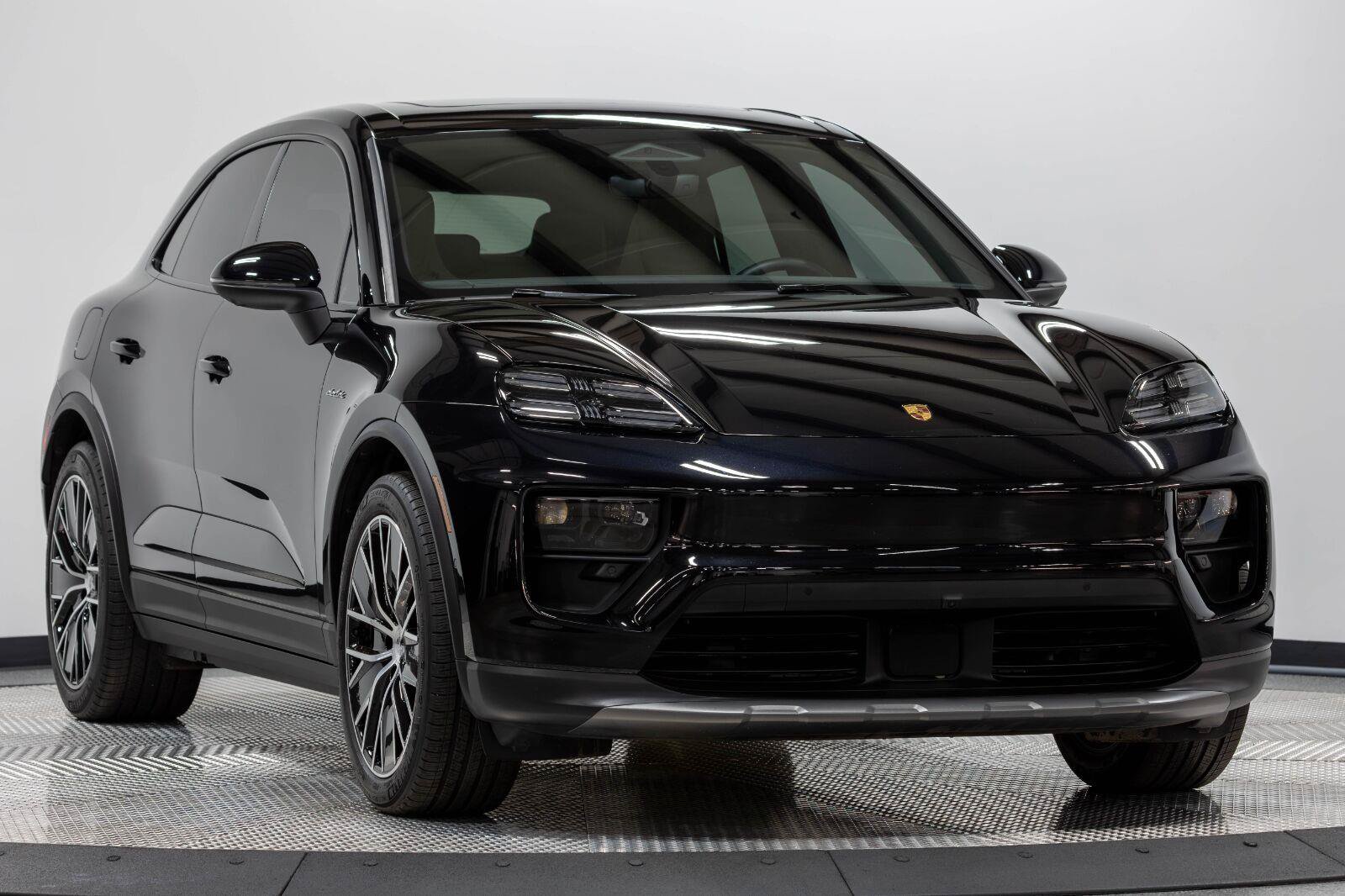 Used 2025 Porsche Macan 4S Electric AWD/4WD image 4