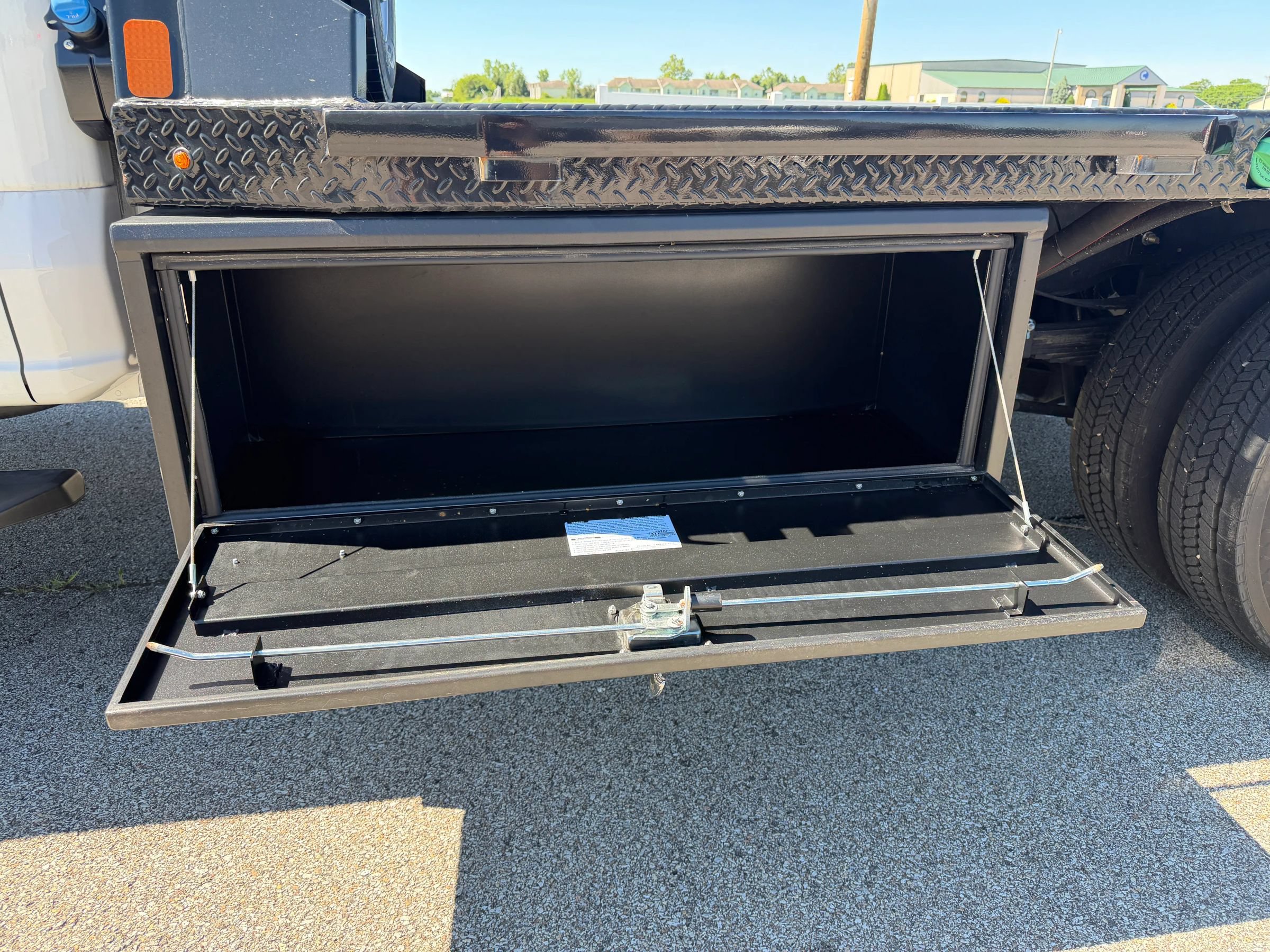 Used 2025 Ford F550 4x4 Crew Cab image 2