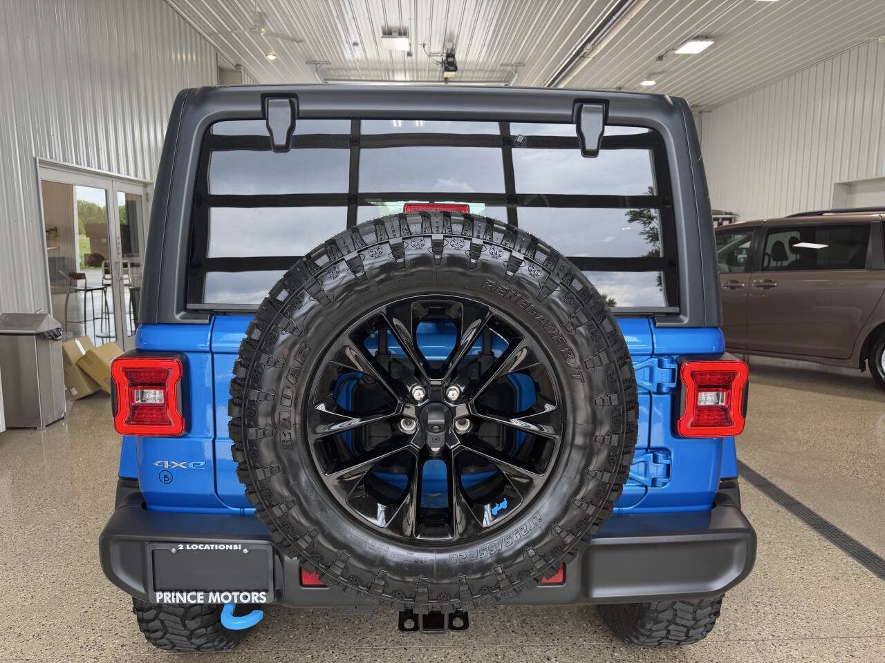 Used 2023 Jeep Wrangler Unlimited Sahara w/ Cold Weather Group AWD/4WD image 4