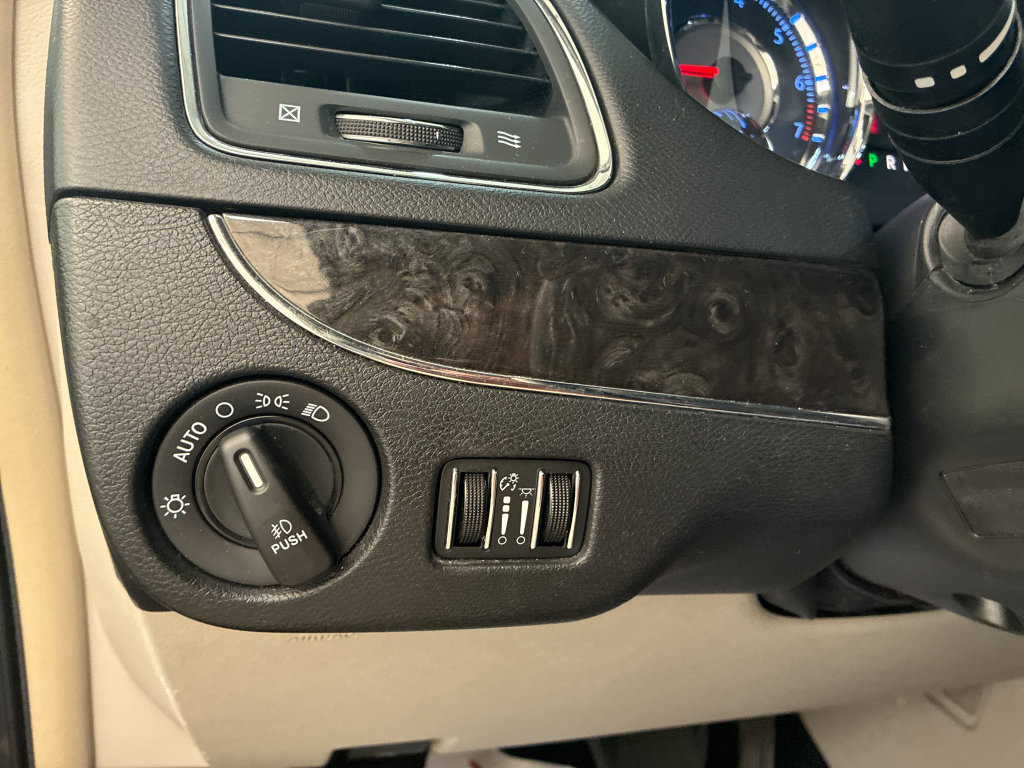 Used 2014 Chrysler Town & Country Touring w/ Driver Convenience Group FWD image 20