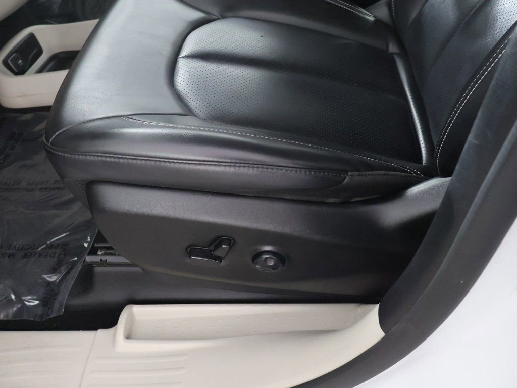 Used 2023 Chrysler Pacifica Touring-L image 28