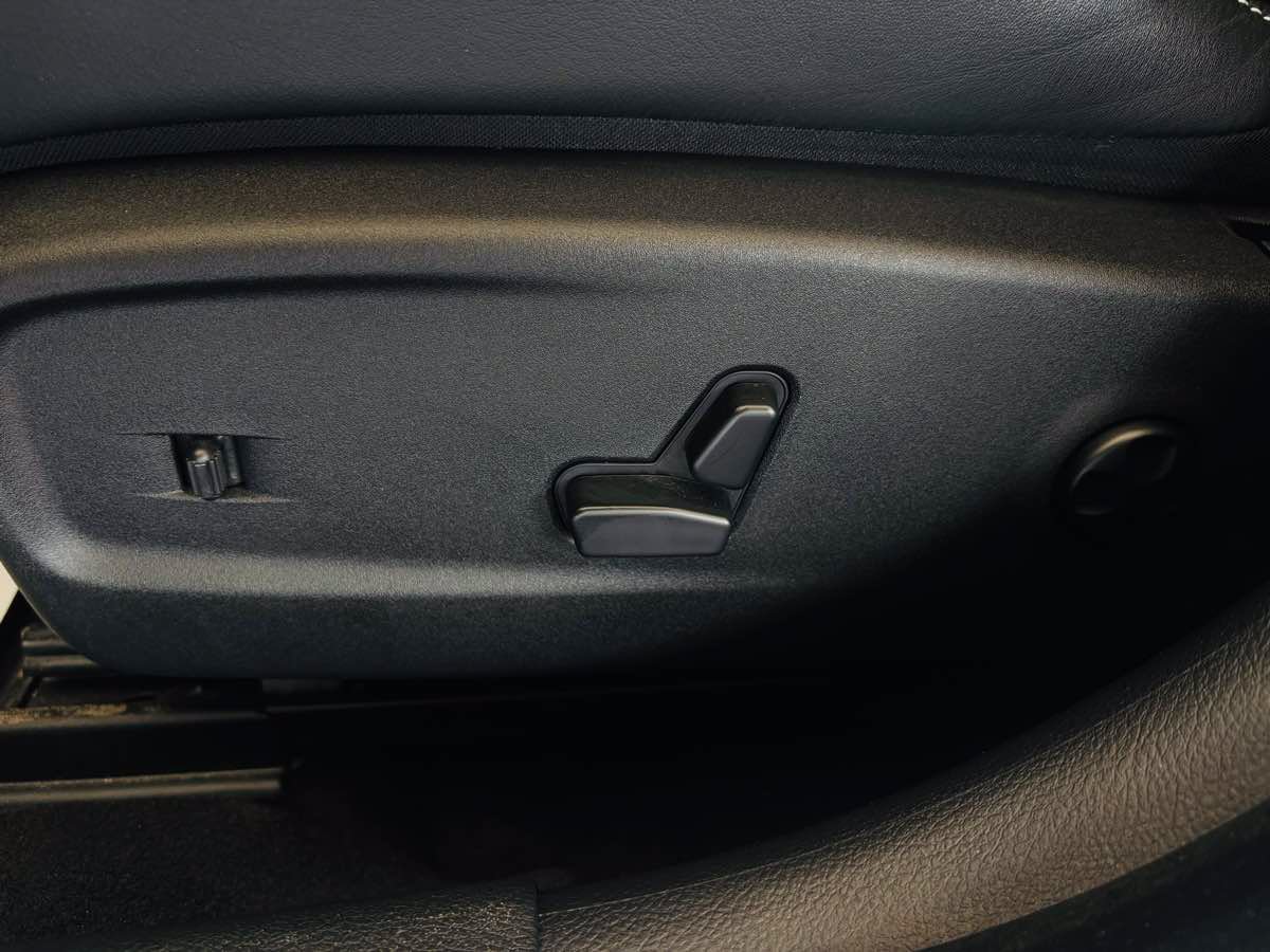 Used 2023 Chrysler 300 C RWD image 31