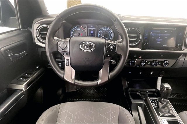 Used 2017 Toyota Tacoma TRD Off-Road AWD/4WD image 4