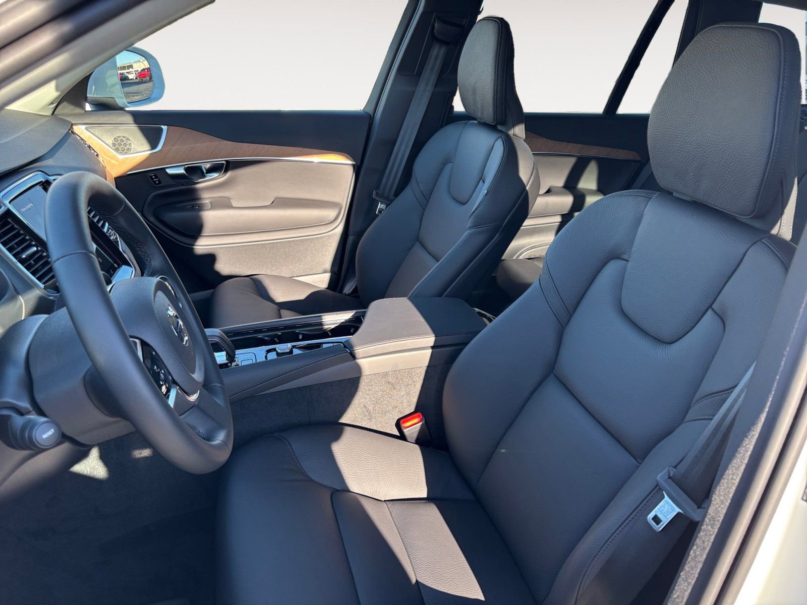 New 2025 Volvo XC90 B6 Plus w/ Protection Package Premier image 9