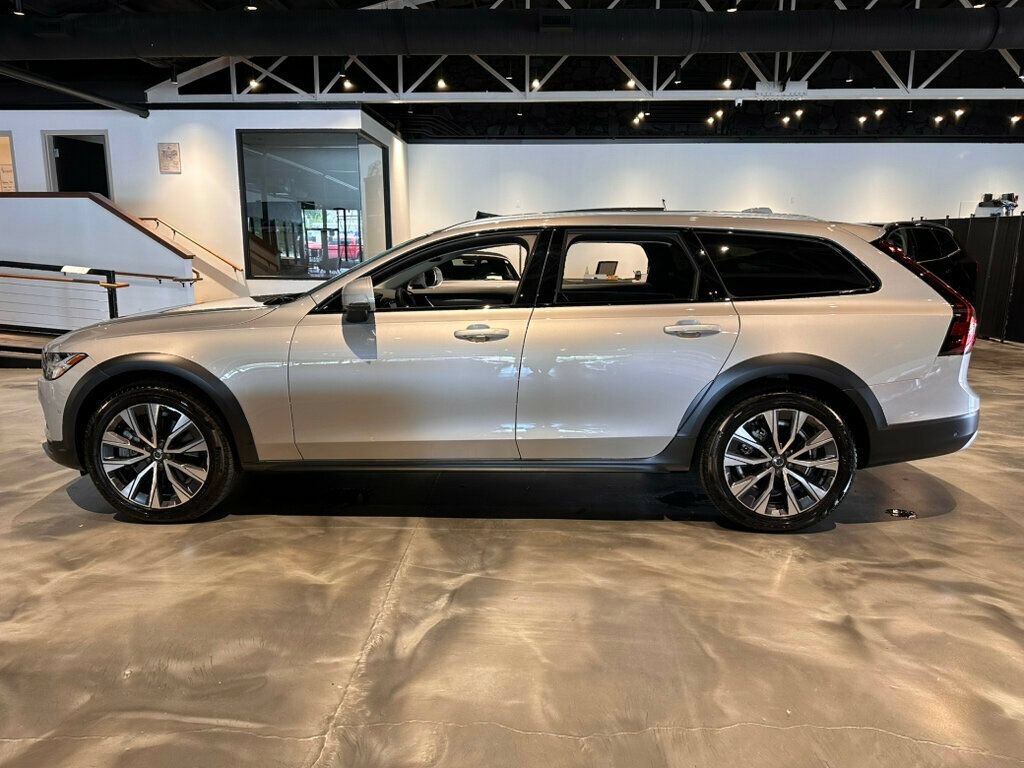 Used 2025 Volvo V90 B6 Cross Country Plus w/ Protection Package Premier AWD/4WD image 2