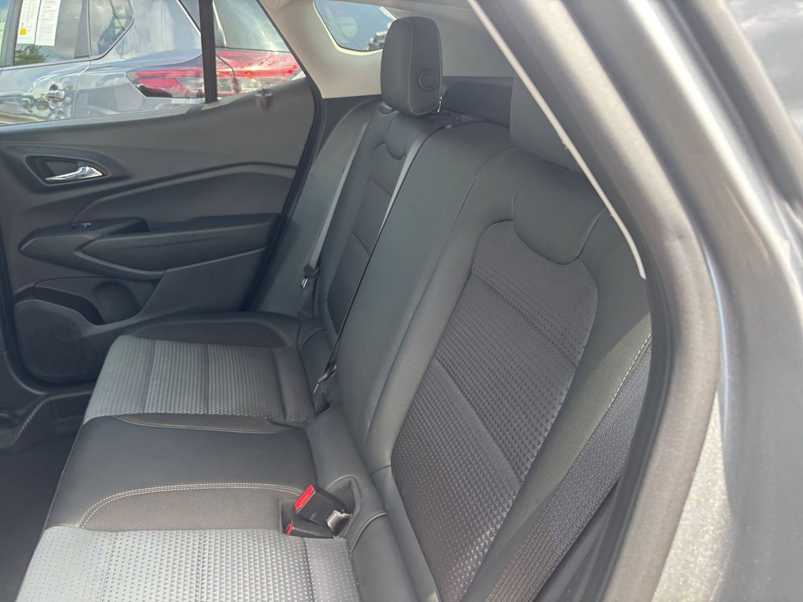 Used 2025 Chevrolet Trax LT w/ LT Convenience Package FWD image 24