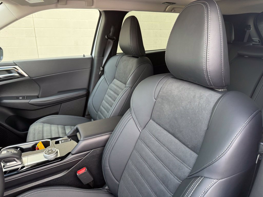 New 2026 Mitsubishi Outlander AWD image 21