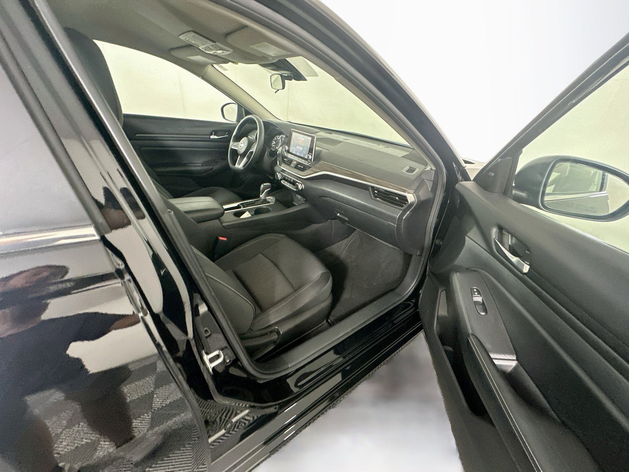 Used 2025 Nissan Altima 2.5 SV FWD image 29