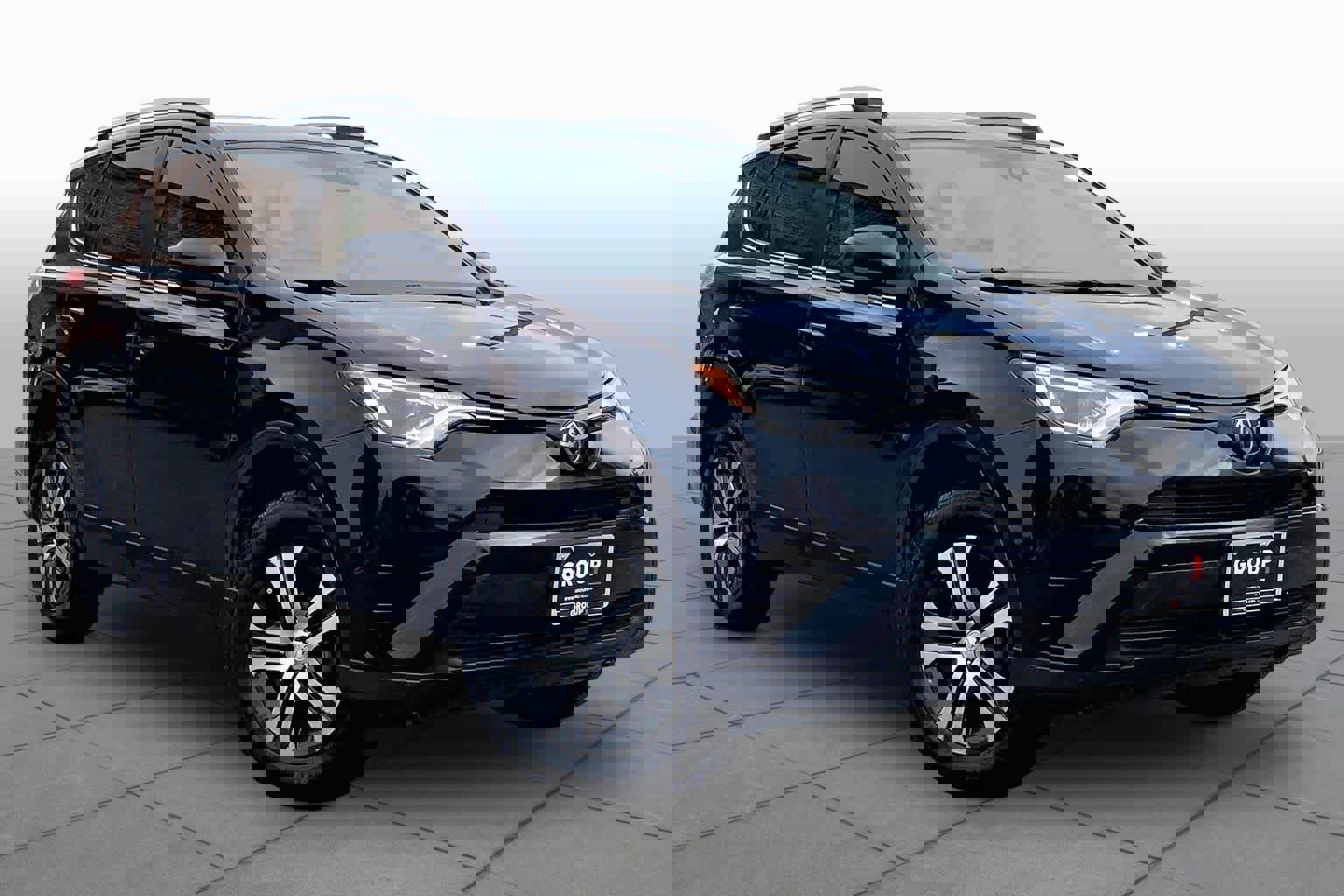 Used 2017 Toyota RAV4 LE FWD image 3