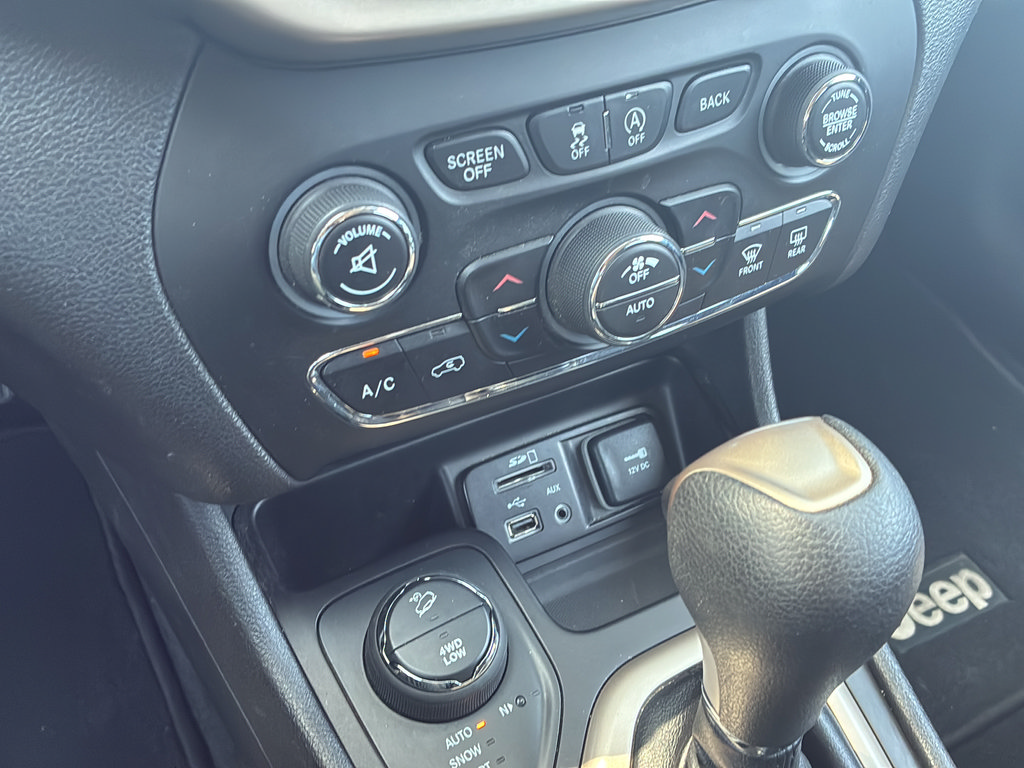 Used 2017 Jeep Cherokee 75th Anniversary AWD/4WD image 30