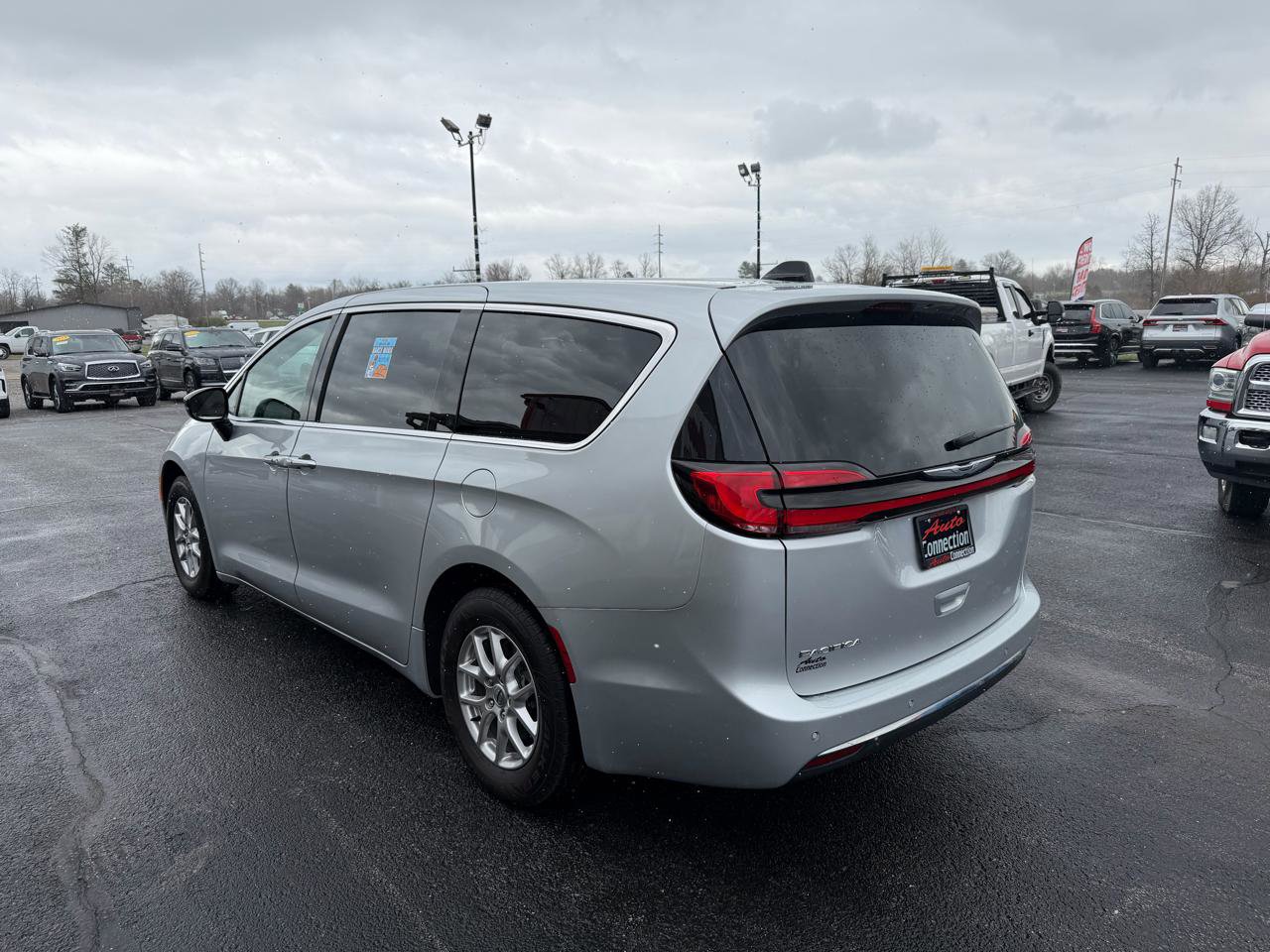 Used 2024 Chrysler Pacifica Touring-L image 7