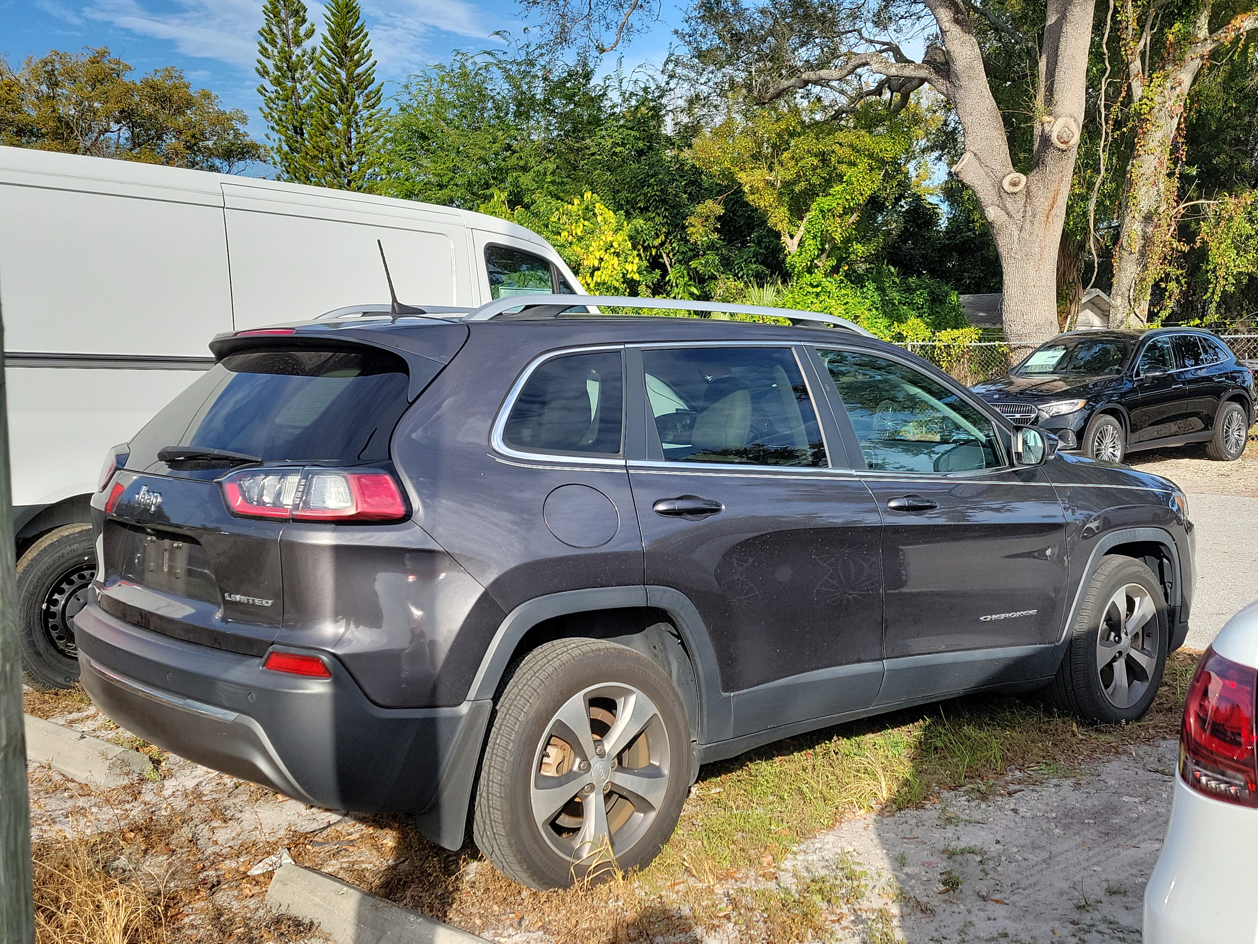 Used 2019 Jeep Cherokee Limited image 3