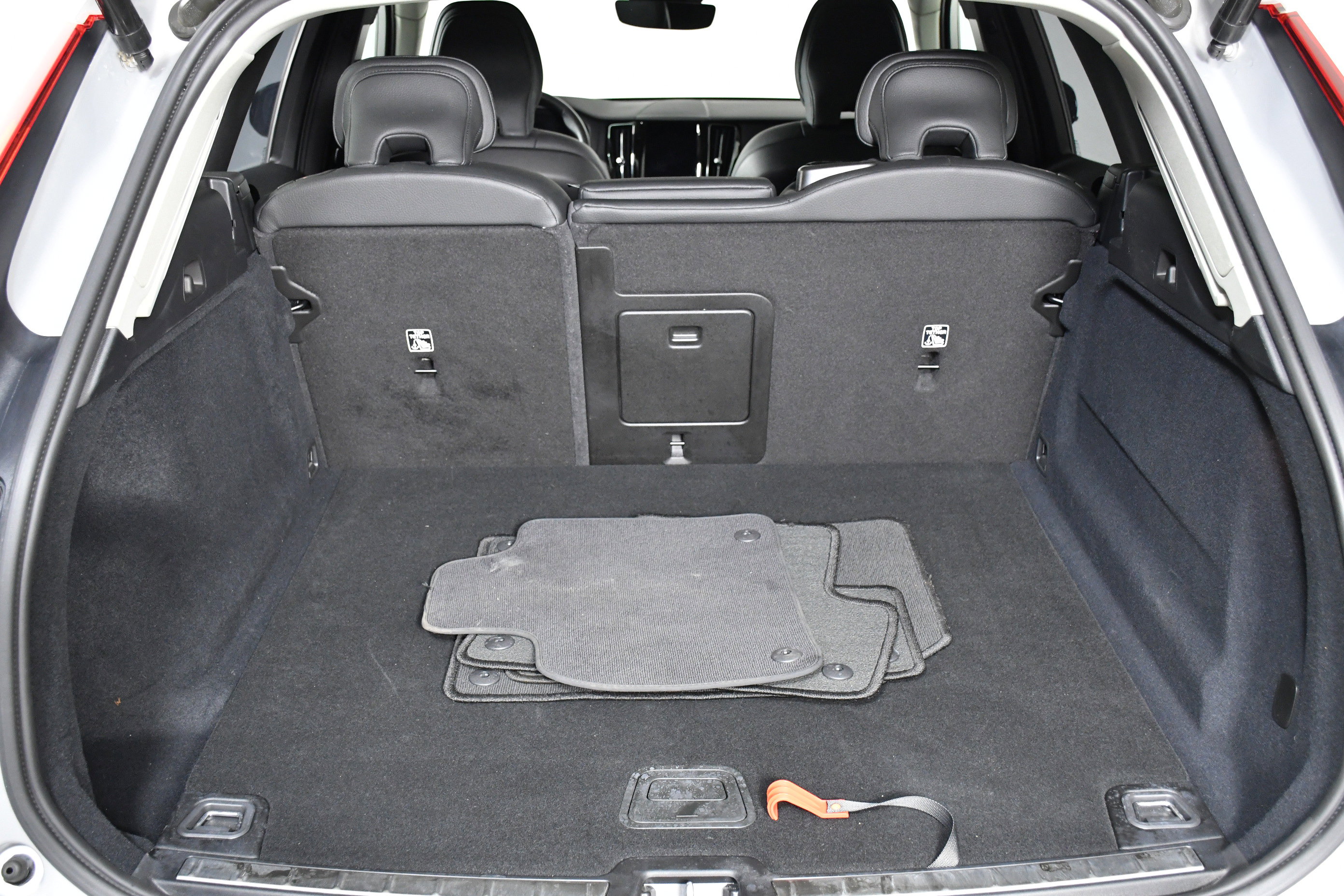 Used 2025 Volvo XC60 B5 Plus image 32