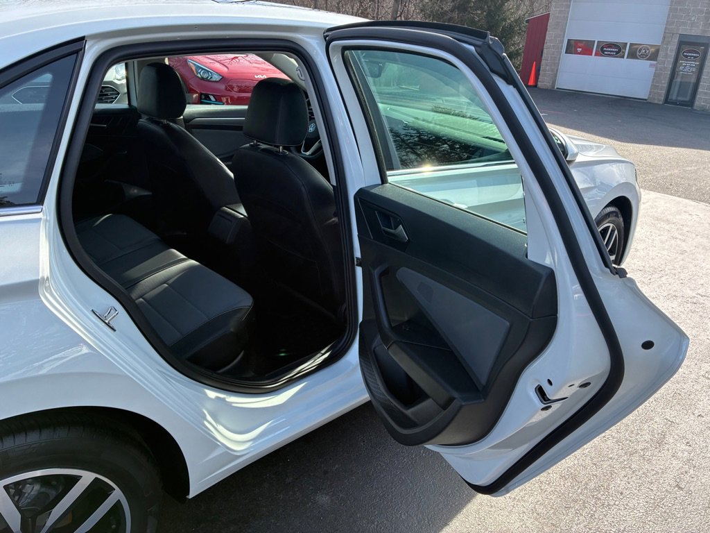 Used 2025 Volkswagen Jetta SE w/ Sunroof Package image 15