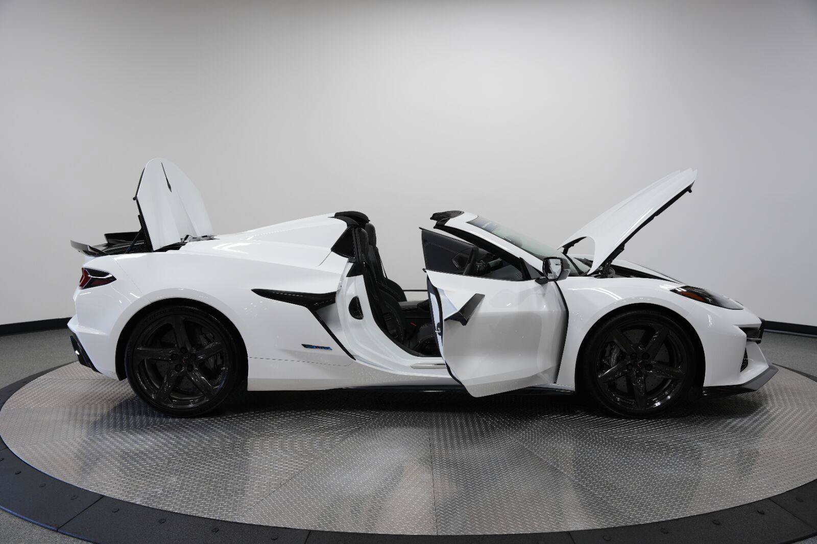 Used 2025 Chevrolet Corvette E-Ray w/ Stealth Interior Trim Package AWD/4WD image 20