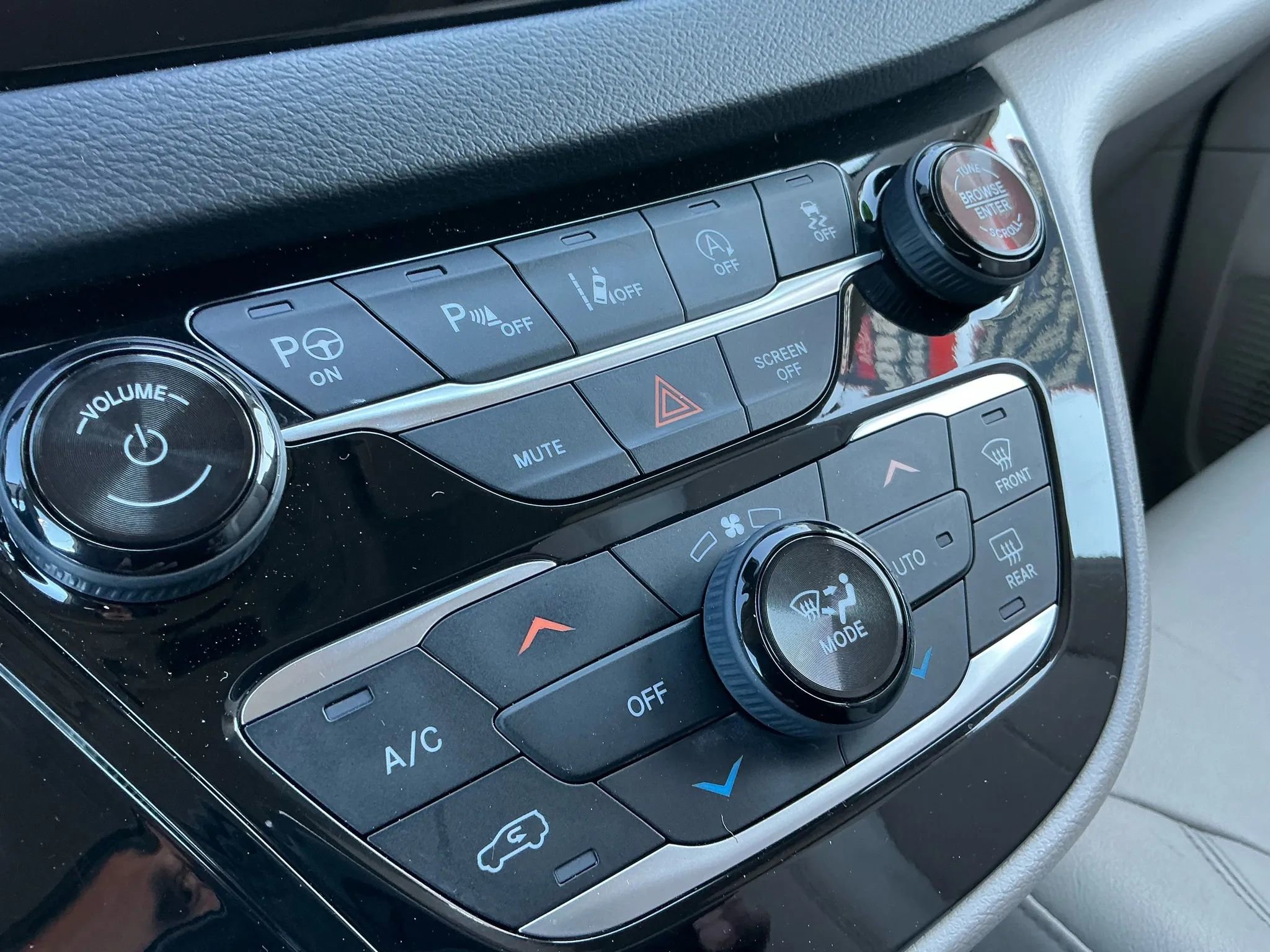 Used 2018 Chrysler Pacifica Touring-L w/ Advanced Safetytec Group image 28