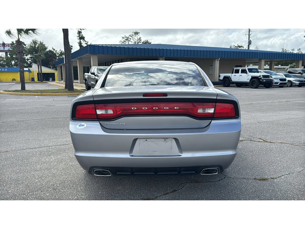 Used 2013 Dodge Charger SE RWD image 4