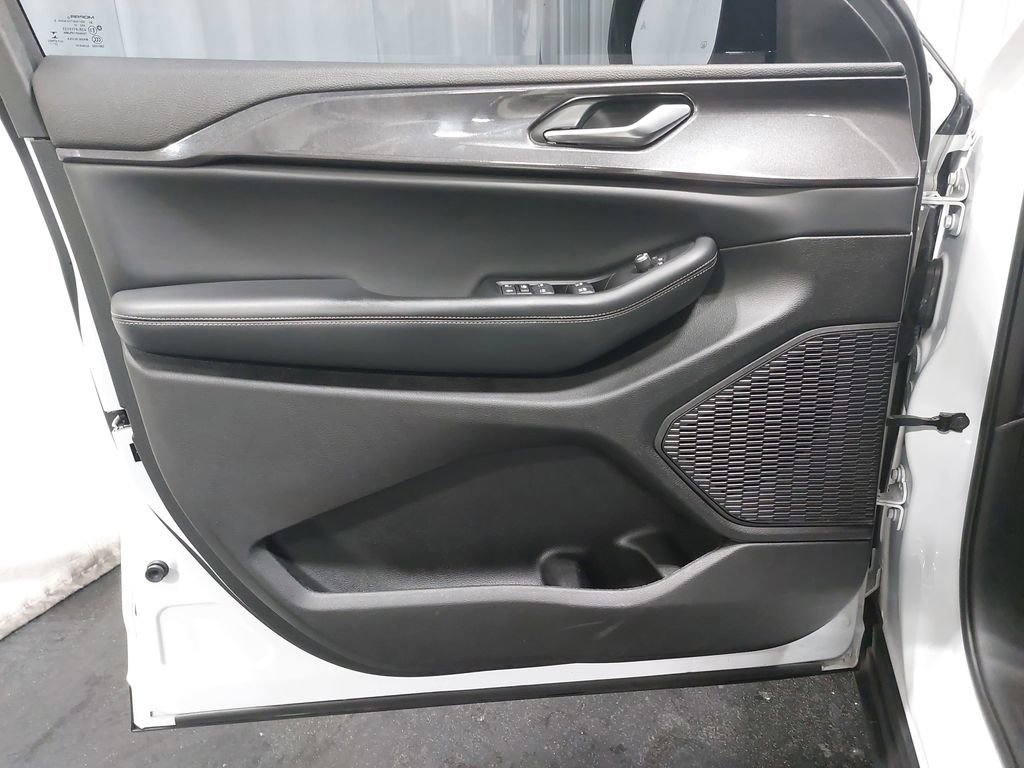 Used 2023 Jeep Grand Cherokee L Laredo image 29