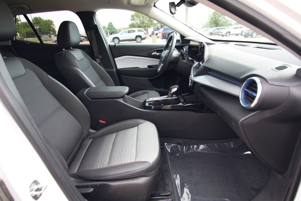 Used 2024 Chevrolet Trax LT w/ Driver Confidence Package FWD image 8