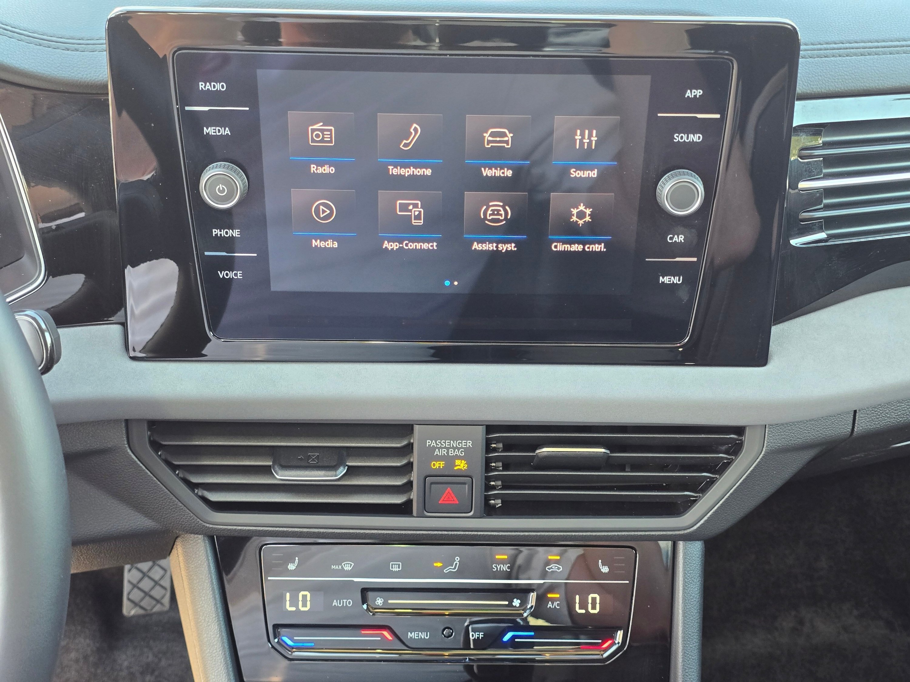 Used 2025 Volkswagen Jetta SE w/ Sunroof Package FWD image 14