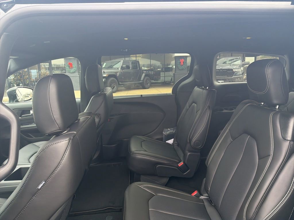 New 2026 Chrysler Pacifica Select image 17