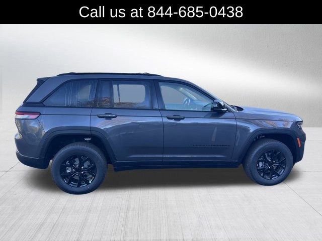 New 2025 Jeep Grand Cherokee Laredo image 4