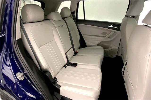 Used 2023 Volkswagen Tiguan SE w/ Panoramic Sunroof Package image 27