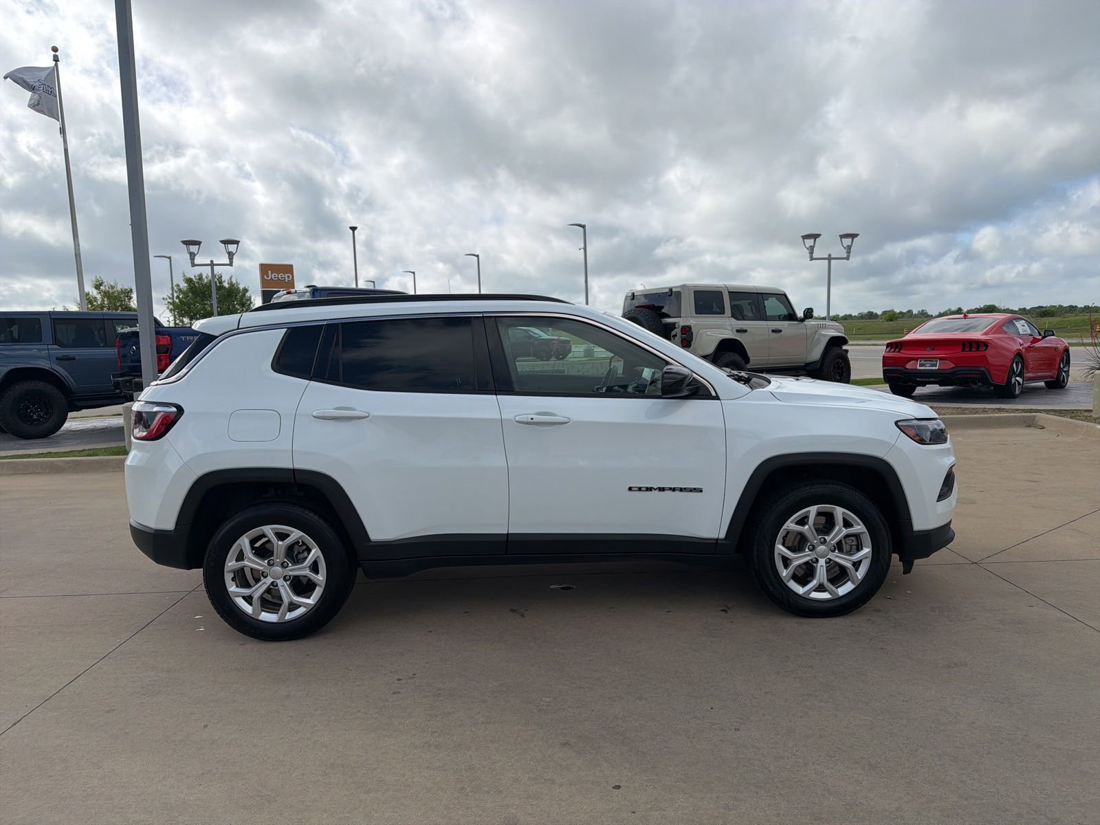 Used 2024 Jeep Compass Latitude image 7