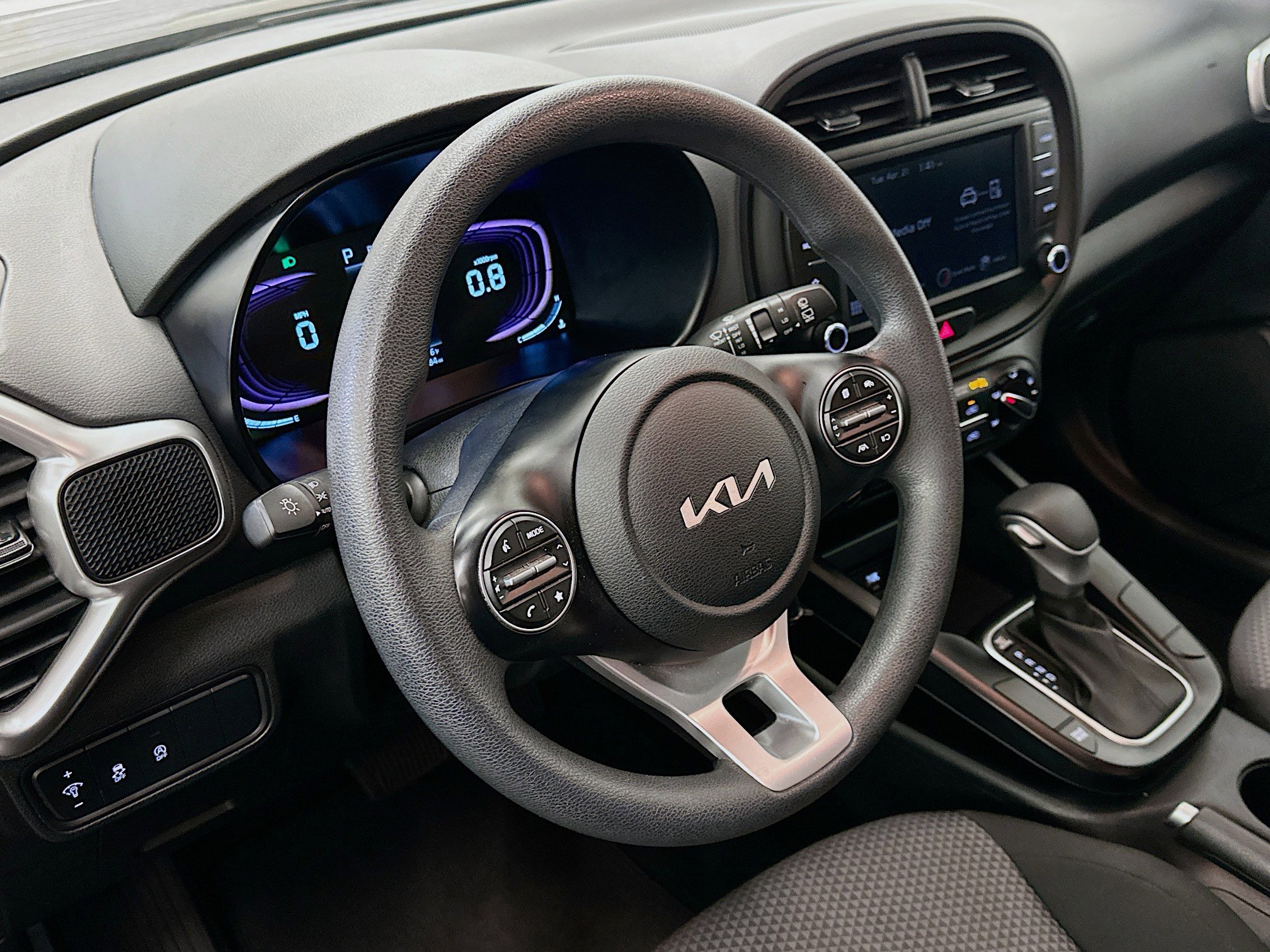 Used 2025 Kia Soul LX w/ LX Technology Package FWD image 18