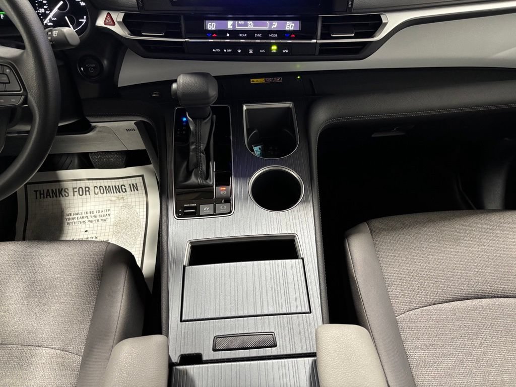Used 2026 Toyota Sienna LE FWD image 40