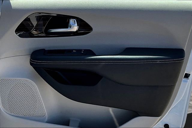 Used 2023 Chrysler Pacifica Limited image 30