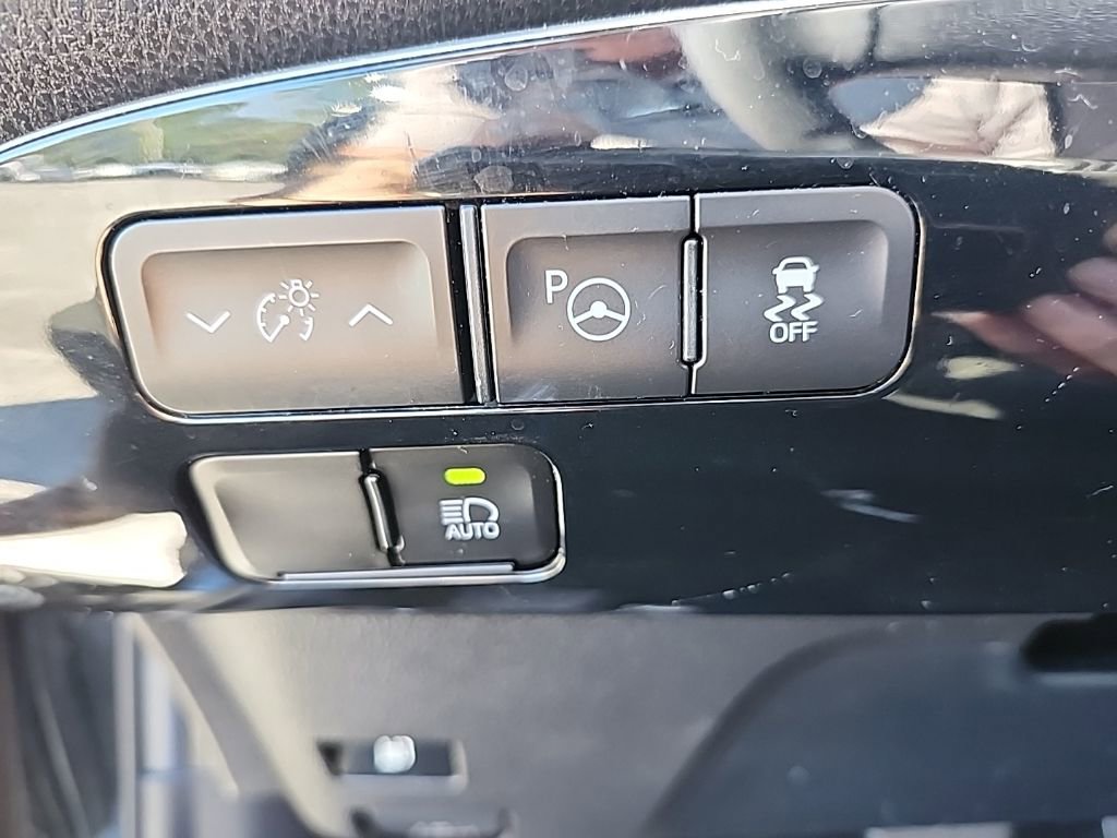 Used 2020 Toyota Prius LE image 20