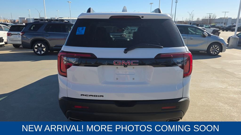 Used 2022 GMC Acadia SLT w/ Elevation Edition image 4