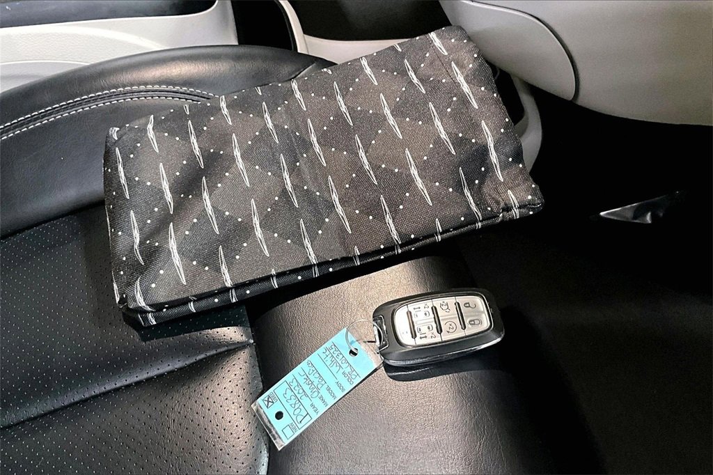 Used 2023 Chrysler Pacifica Touring-L image 34