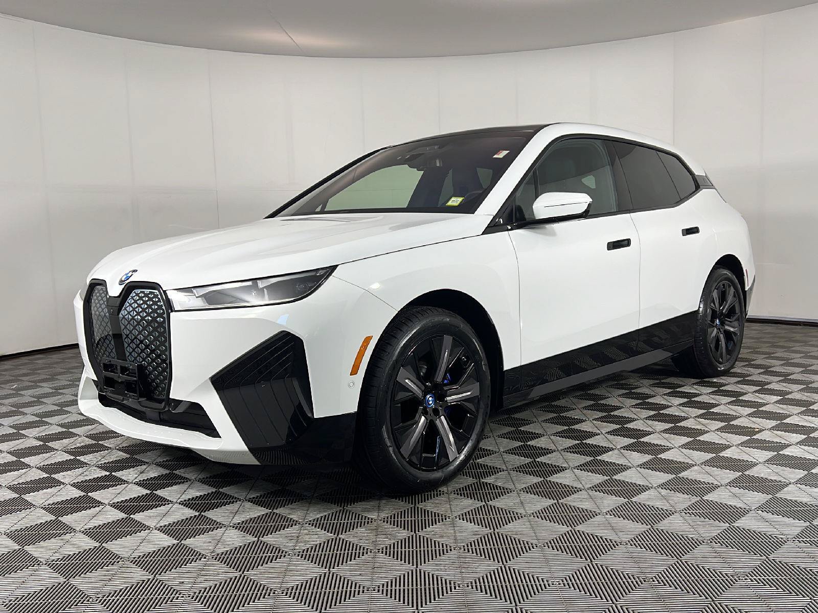 Used 2024 BMW iX xDrive50 w/ Premium Package AWD/4WD image 31