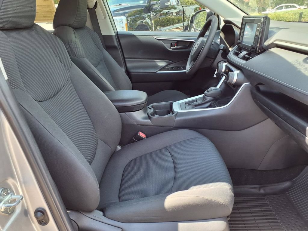 Used 2019 Toyota RAV4 LE FWD image 13