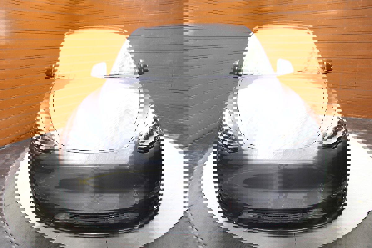 Used 2023 Tesla Model Y Performance image 2