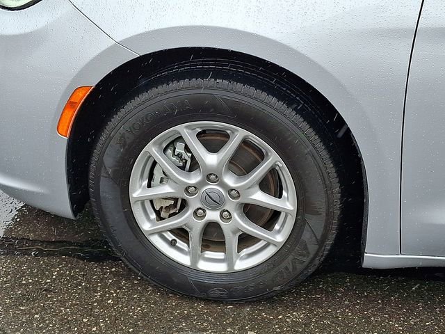 Used 2024 Chrysler Pacifica Touring-L image 26