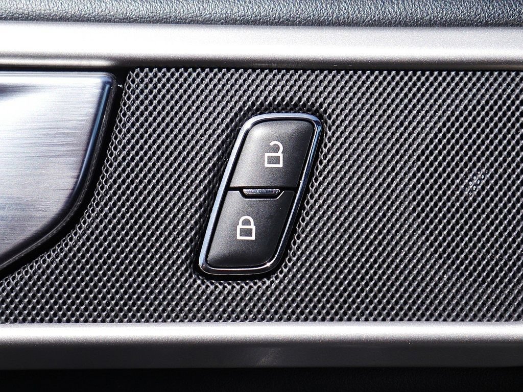 Used 2020 Ford Explorer XLT w/ Equipment Group 202A AWD/4WD image 28