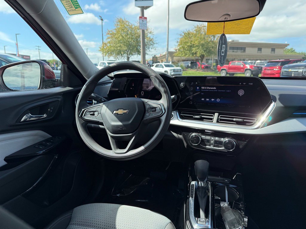 Used 2025 Chevrolet Trax LT FWD image 16
