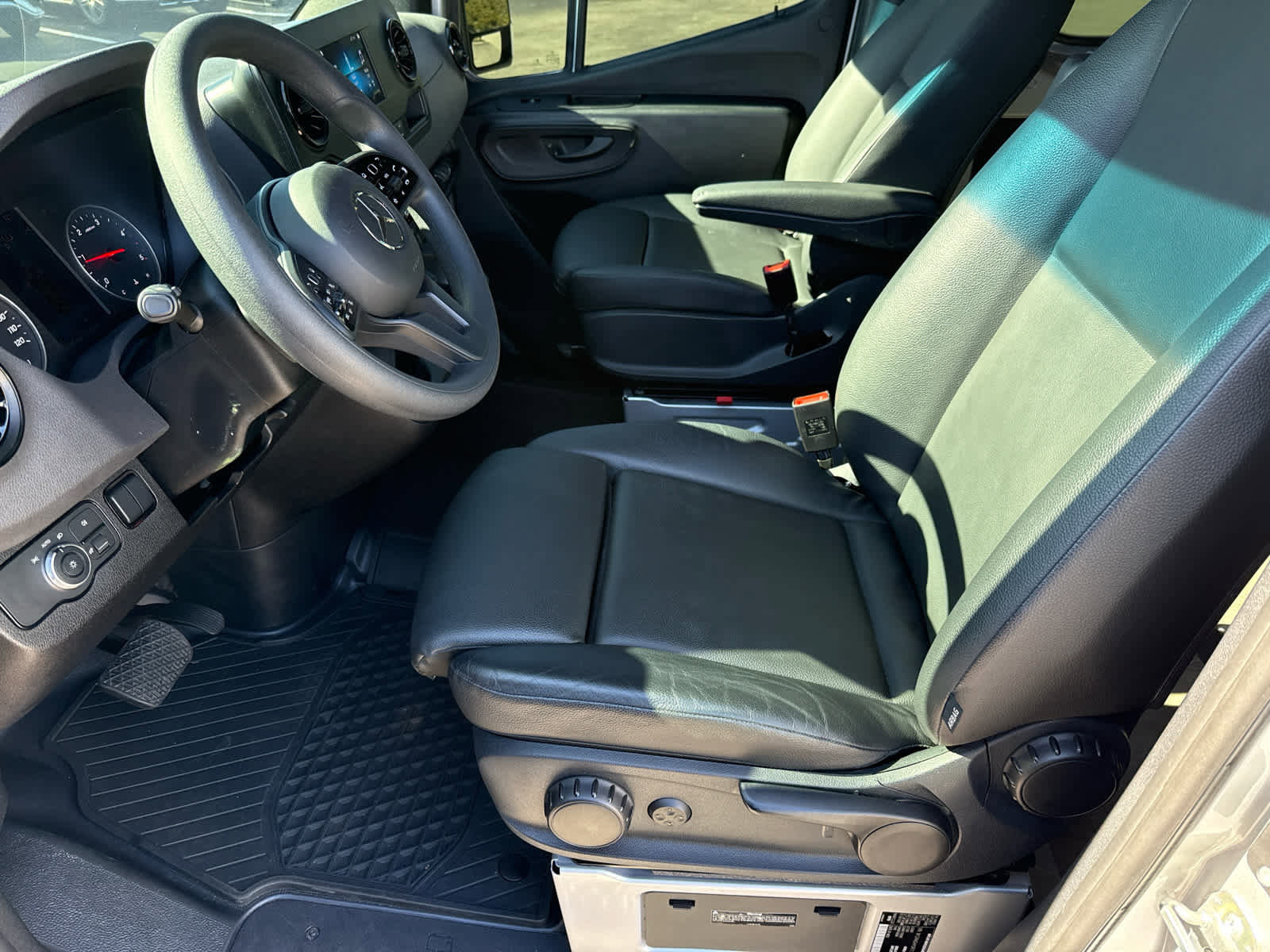 Used 2024 Mercedes-Benz Sprinter 2500 image 10