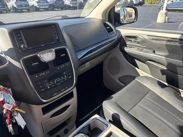 Used 2016 Chrysler Town & Country Touring w/ Driver Convenience Group FWD image 11
