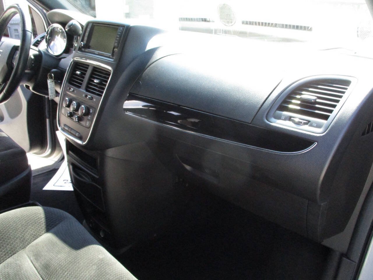 Used 2018 Dodge Grand Caravan SE FWD image 25