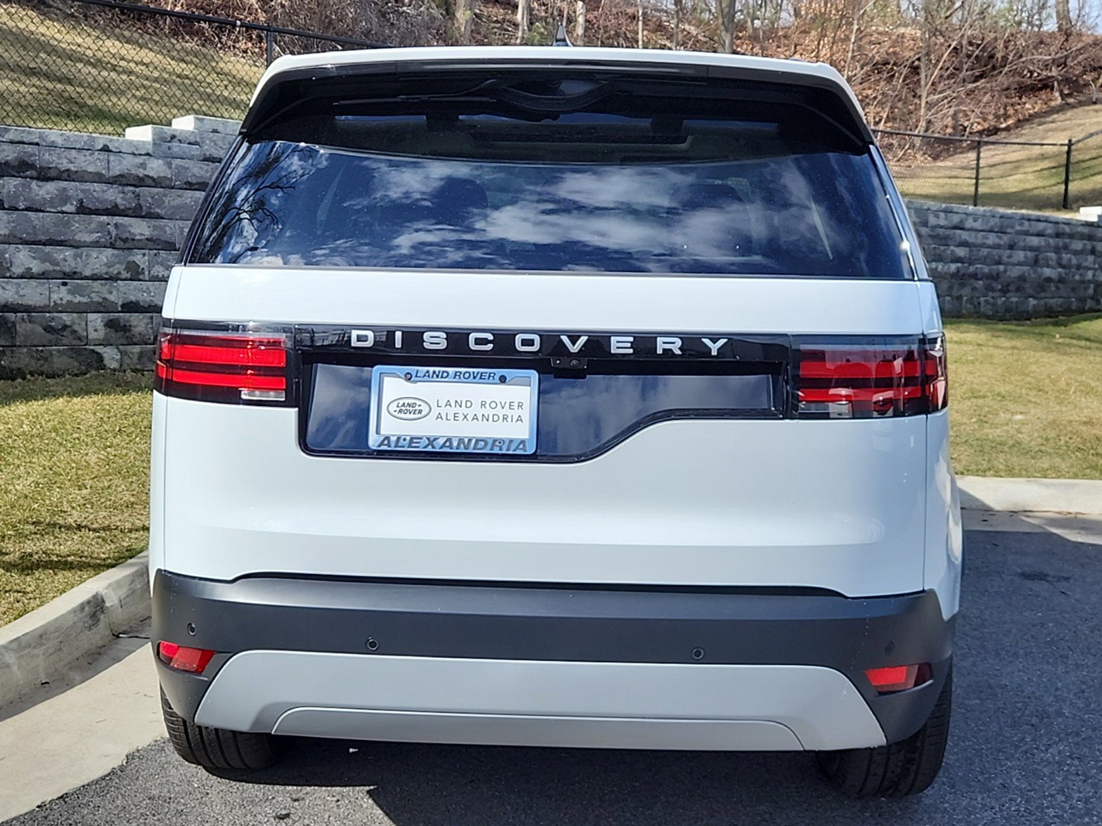 Certified 2025 Land Rover Discovery S image 7