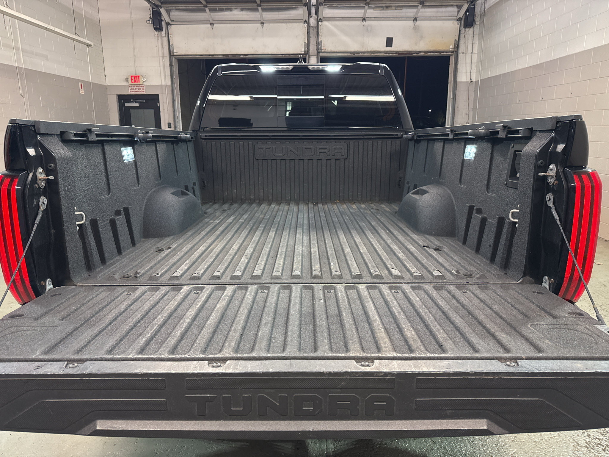Used 2022 Toyota Tundra SR5 w/ SR5 Premium Package AWD/4WD image 31