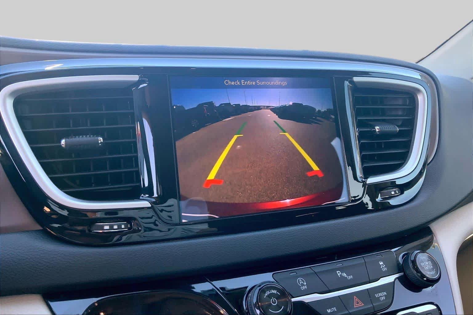 Used 2018 Chrysler Pacifica Touring Plus FWD image 27