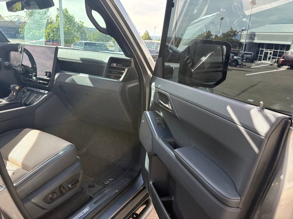 Used 2025 Lexus GX 550 w/ Accessory Package (CT) AWD/4WD image 30