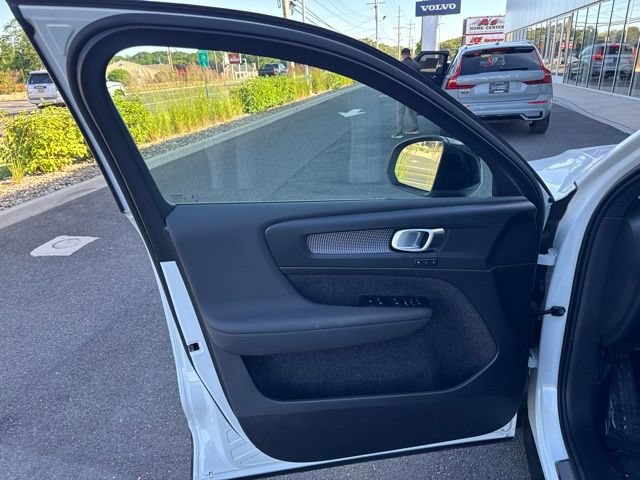 Certified 2025 Volvo XC40 B5 Plus AWD/4WD image 19