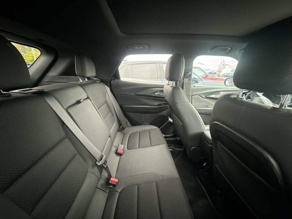 Used 2023 Chevrolet TrailBlazer RS w/ Sun and Liftgate Package FWD image 10