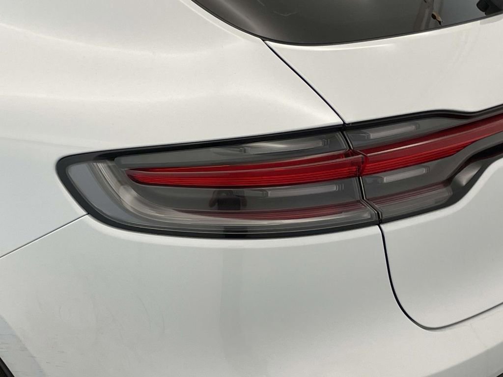 Certified 2023 Porsche Macan AWD/4WD image 16